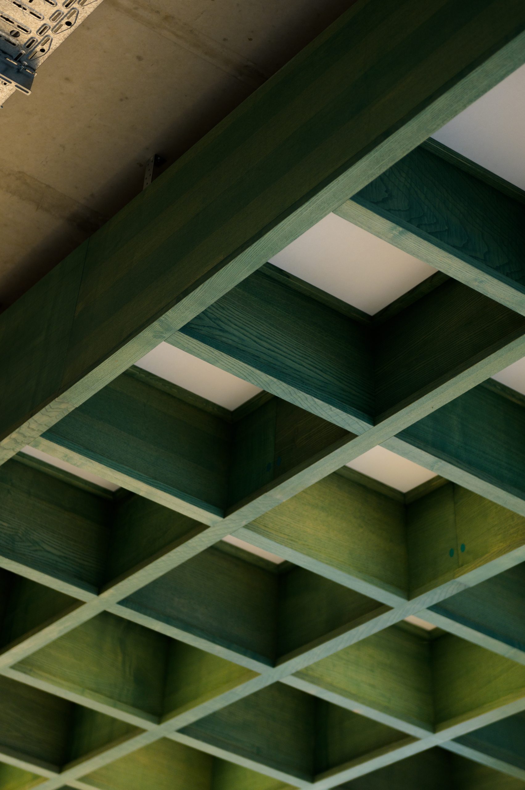 grünes Deckenraster aus Holz