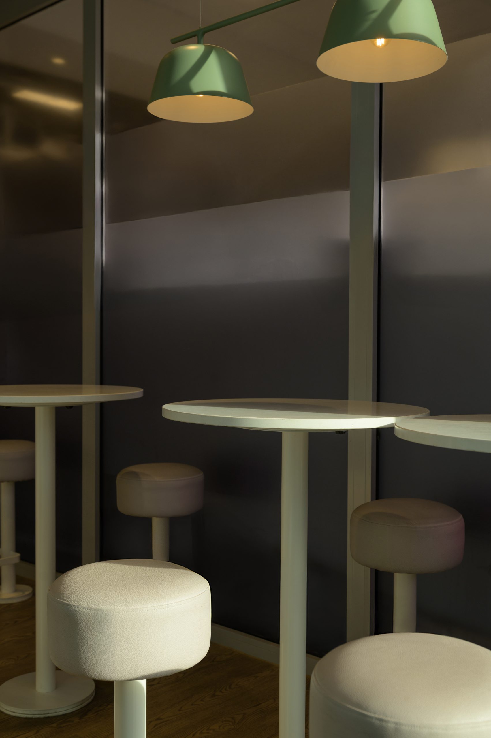 Stehtisch mit Hocker